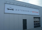 Auto bedrijf Otten Spandoek in buisframe aan pand
