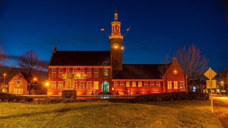 Gemeentehuis Hoogeveen oranje spots