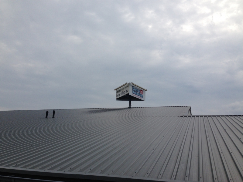 Reclame op de nok van het dak monteren